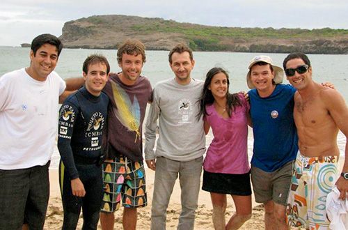 Surfistas viajam nas ondas de Noronha e das tartarugas marinhas